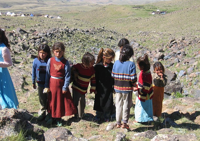 Kurdenkinder am Wegrand
