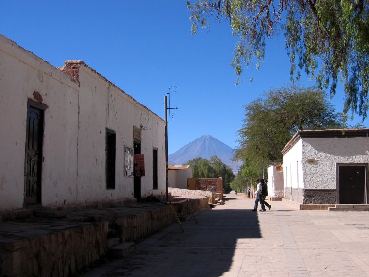 Hauptplatz von San Pedro de Atacama mit Licancabur im Hintergrund