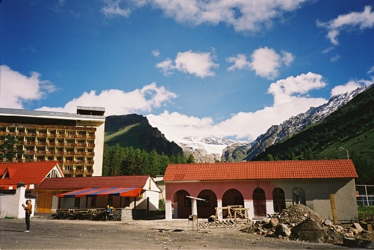 Hoteldorf Cheget, im Hintergrund der wolkenverhüllte Elbrusgipfel