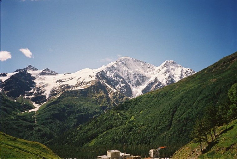 Donguzorun (4454 m) und Nakra-Tau (4277 m) an der russisch-georgischen Grenze
