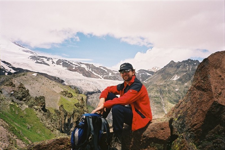 vor dem Ausläufer des Elbrus-Gletschers
