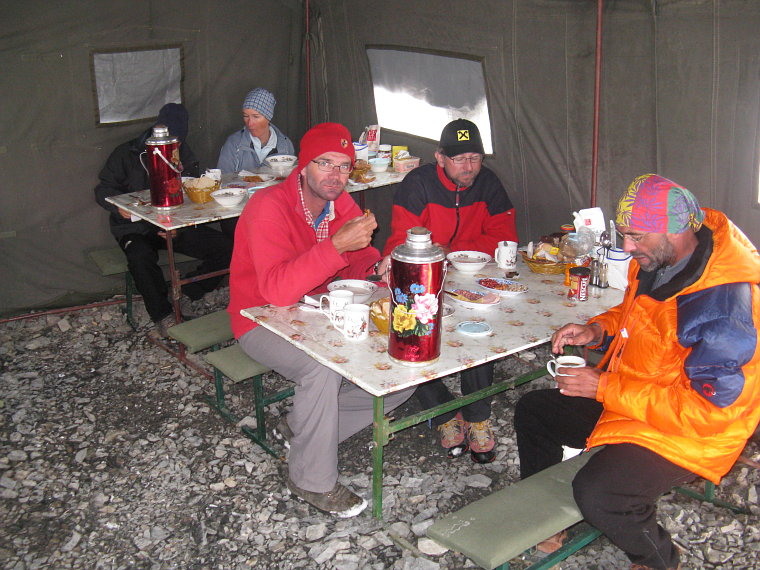 beim Frühstück im Lager 1