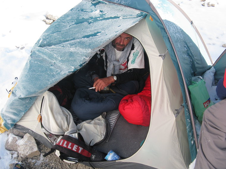 Morgenzigarette im Zelt auf Lager 2