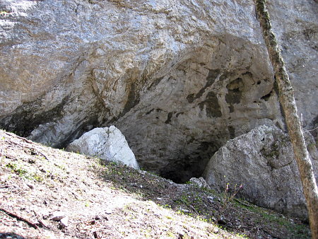 Höhle beim Abstieg zum Höllgraben