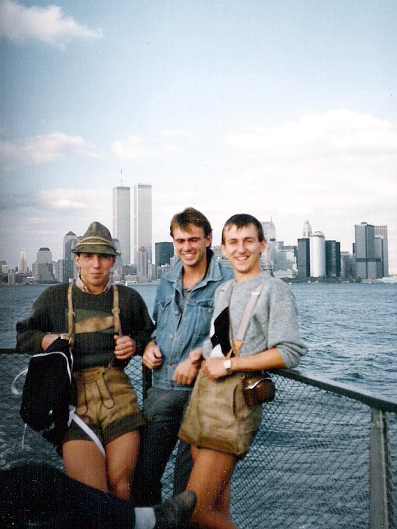 in Lederhosen vor der Skyline von New York mit den Türmen des World Trade Center