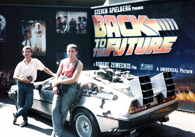 Norbert und ich vor dem Auto des Doc Brown aus dem Film Zurück in die Zukunft