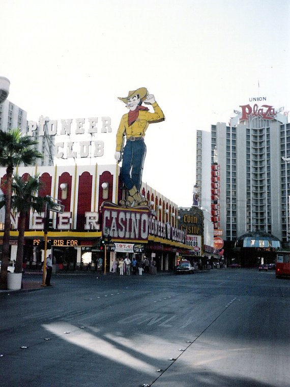 Leuchtreklame in Form eines Cowboys am Gebäude des Pioneer Club Casinos in Las Vegas