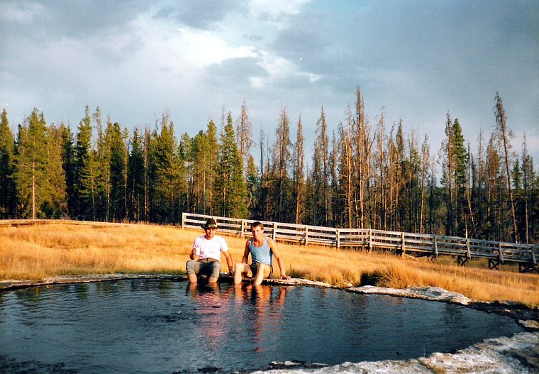 Sepp und Norbert nehmen ein Fußbad in einer warmen Quelle im Yellowstone Nationalpark