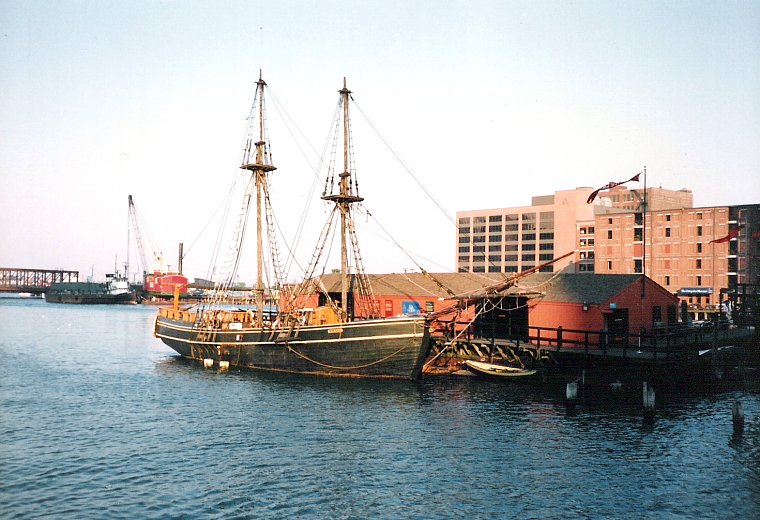 das Boston Tea Party Ship im Hafen von Boston